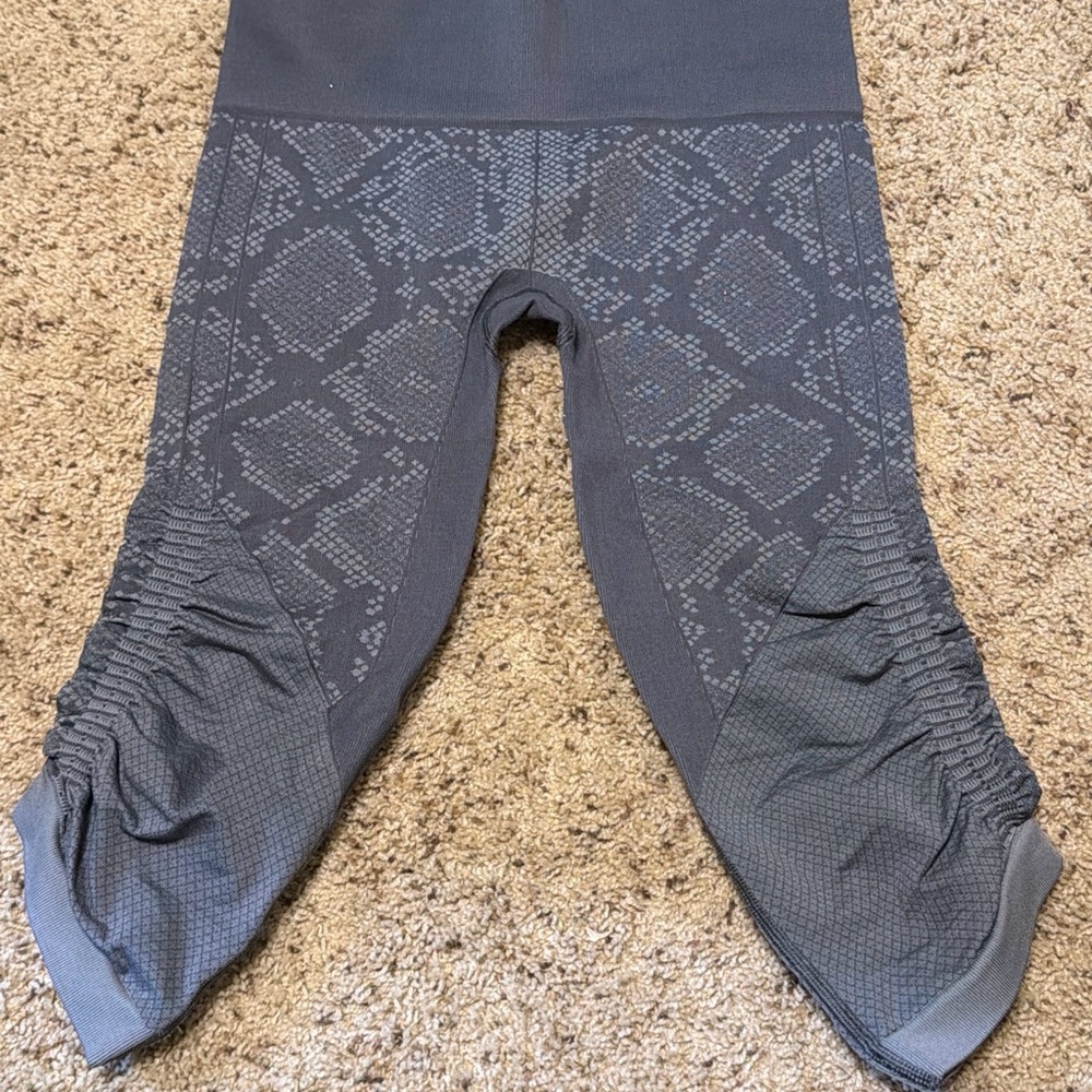 Lululemon Scrunched Ruched Leggings Women’s Size 8 Grey Capri Crop